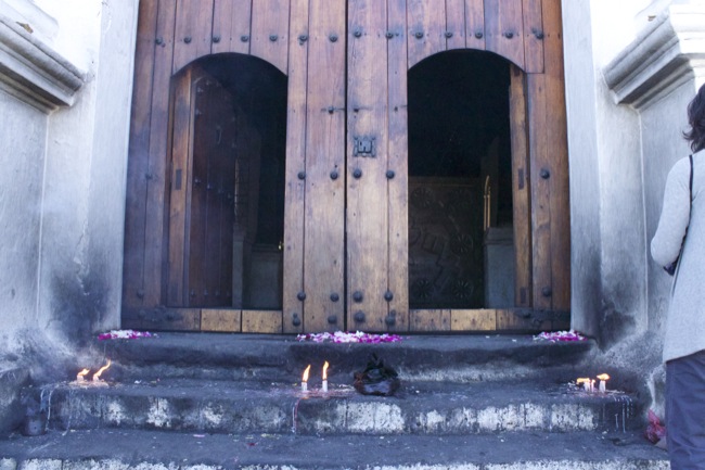 Before the doors of Iglesia de Santo Tomás